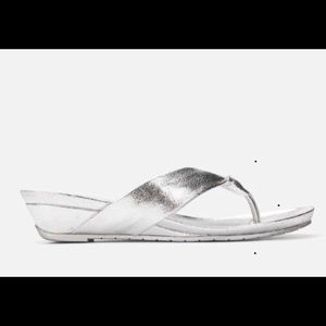 New Kenneth Cole thong sandal metallic